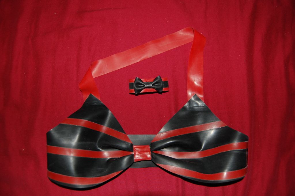 http://i1084.photobucket.com/albums/j411/ladydolore/011.jpg