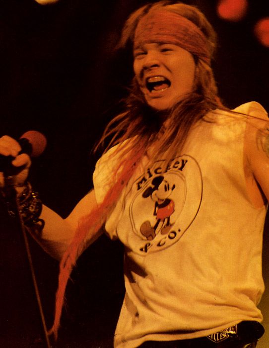 http://i1084.photobucket.com/albums/j414/anoncurappu/Axl/Bayshore%20Gig/axl1rq4.jpg~original