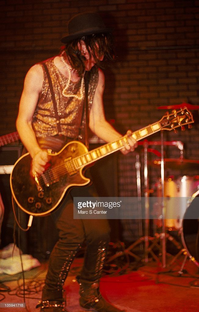 http://i1084.photobucket.com/albums/j414/anoncurappu/coups/Clothes%20Sharing/izzy-stradlin-of-the-rock-band-guns-n-roses-performs-onstage-at-the-picture-id135941718.jpg