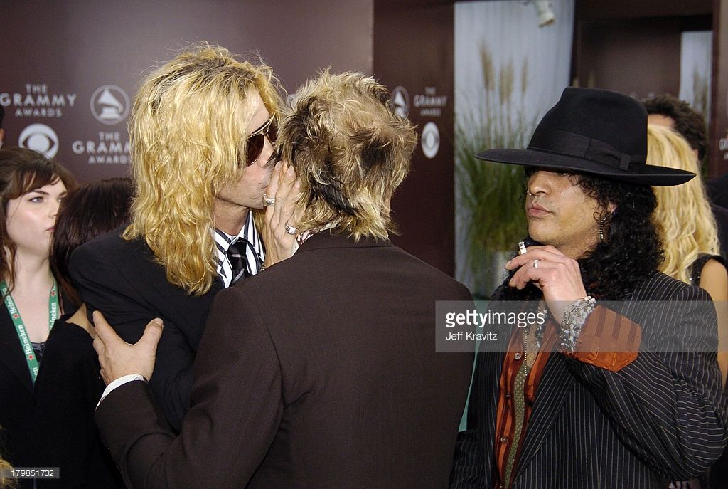 http://i1084.photobucket.com/albums/j414/anoncurappu/coups/sluff/bed%20shoot%20n%20kisses/duff-mckagan-and-slash-during-the-47th-annual-grammy-awards-arrivals-picture-id179851732.jpg~original