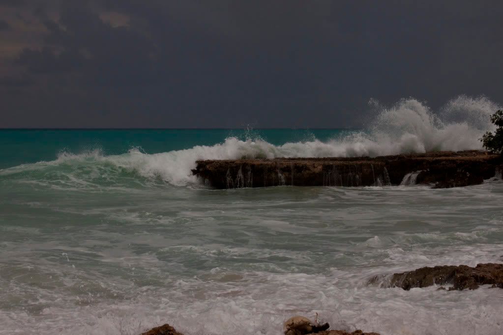 http://i1084.photobucket.com/albums/j420/lincydebruijn/Stormy%20Weather%20Aruba/_MG_2093.jpg