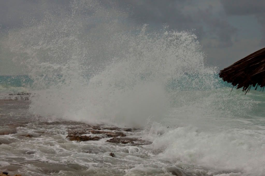 http://i1084.photobucket.com/albums/j420/lincydebruijn/Stormy%20Weather%20Aruba/_MG_2103.jpg