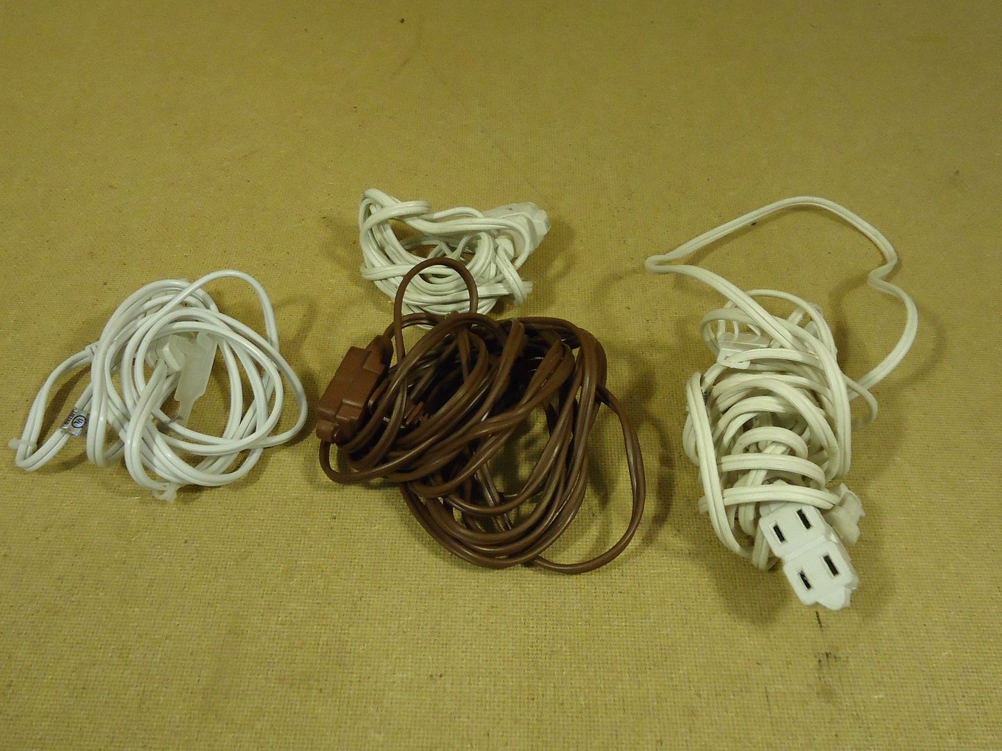 Standard Lot of 4 Extension Cords 6 Feet Up Brown White Rubber